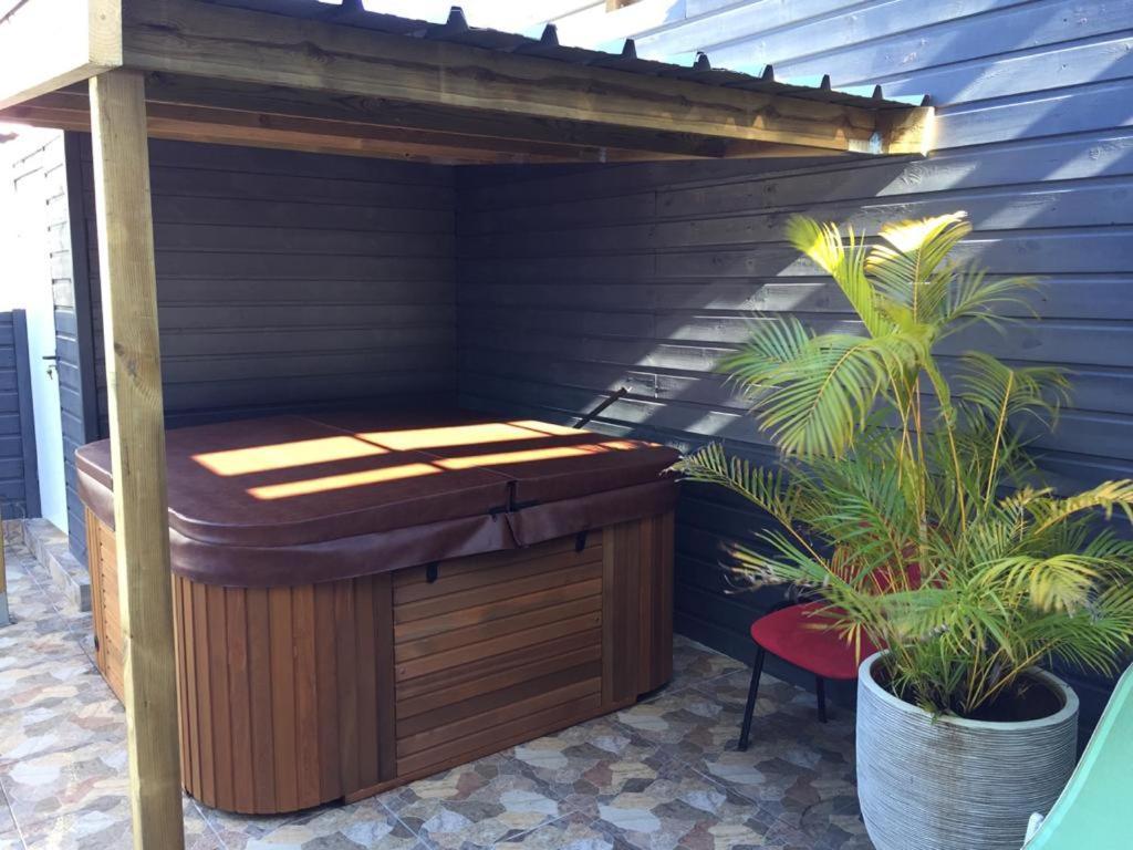 Nicole Residence Avec Piscine Chauffee & Jacuzzi سانت أندريه المظهر الخارجي الصورة